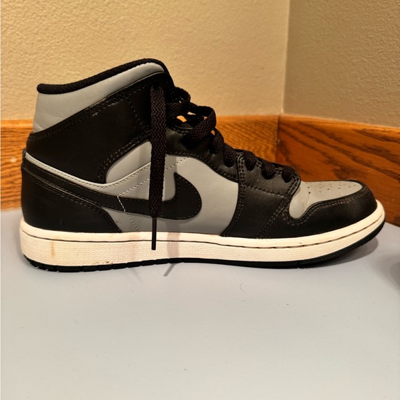 Jordan 1 Mids men’s 8.5 - Picture 4 of 9